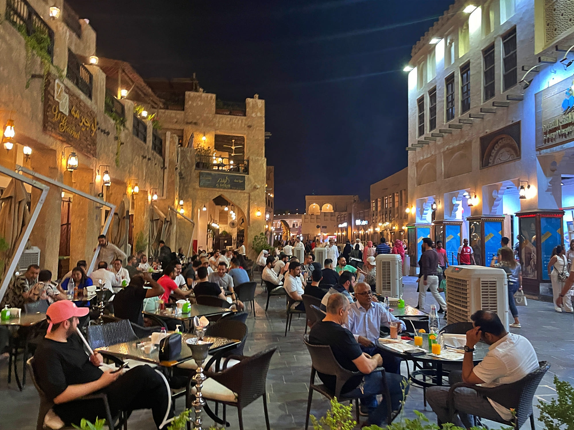 Restaurants terrasse in Souq Waqif, Doha, Qatar